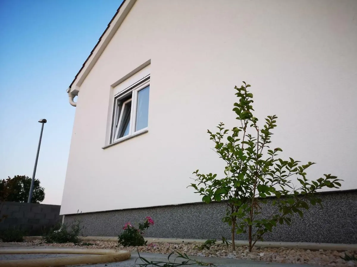 Holiday Home Visnja Нин